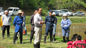 田植えの説明をする石川さんたち